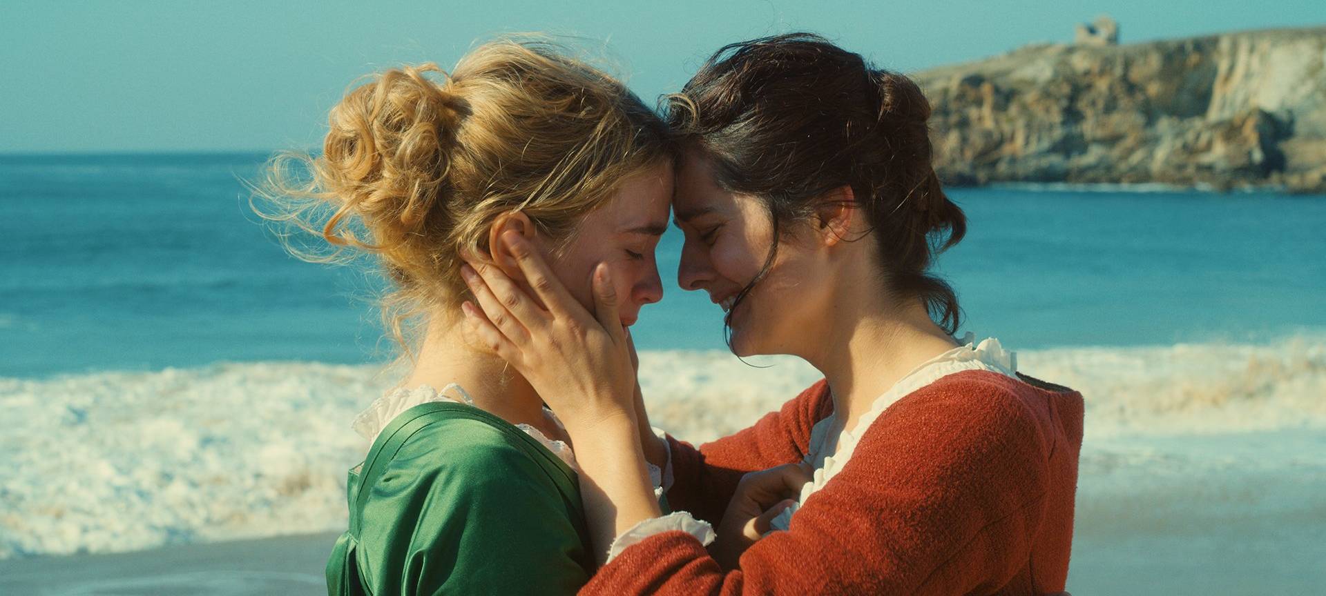 Héloïse und Marianne küssen sich.