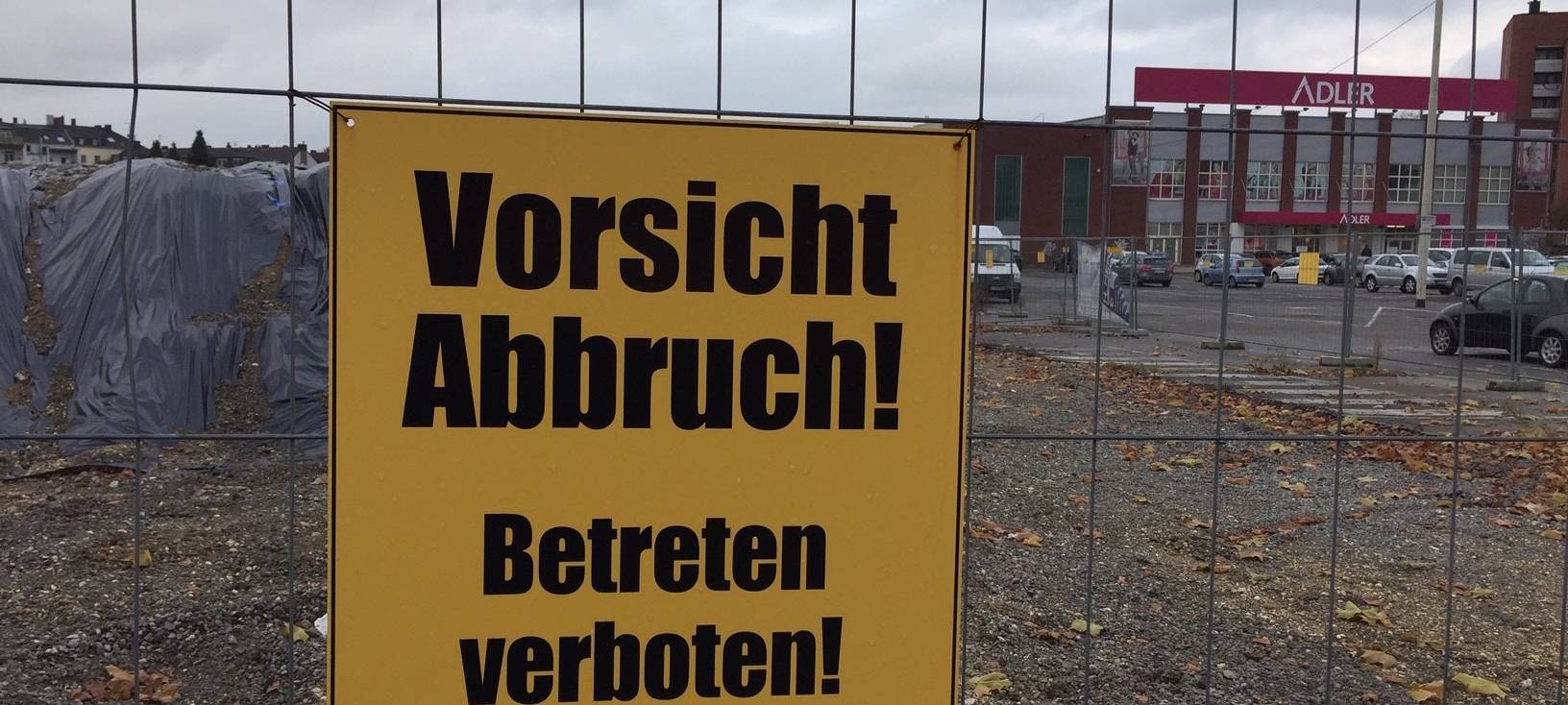 Neuer Gebäudekomplex mit Baumarkt an der Lürriper Straße