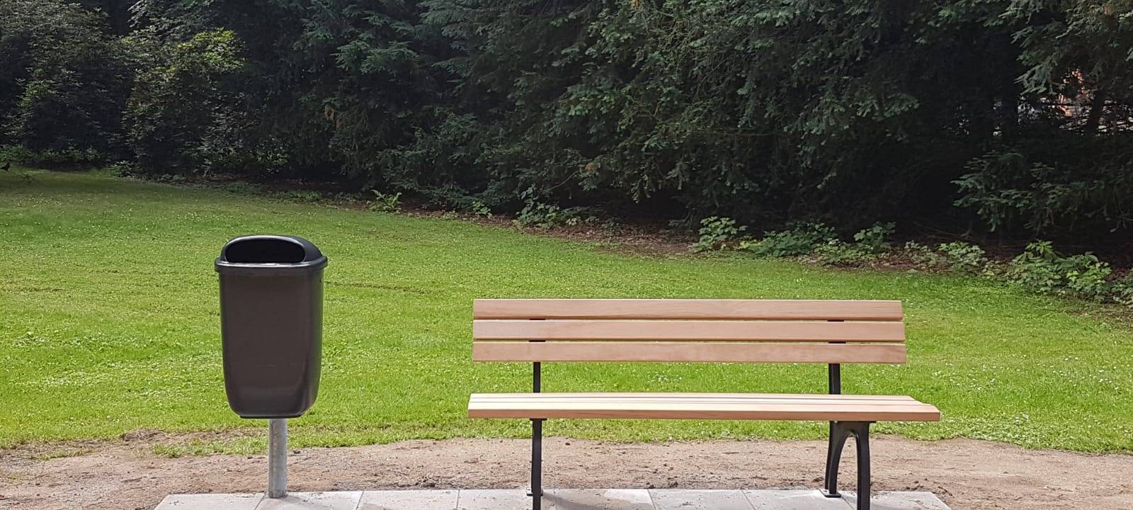 Mags tauscht Sitzbänke im Schmölderpark aus