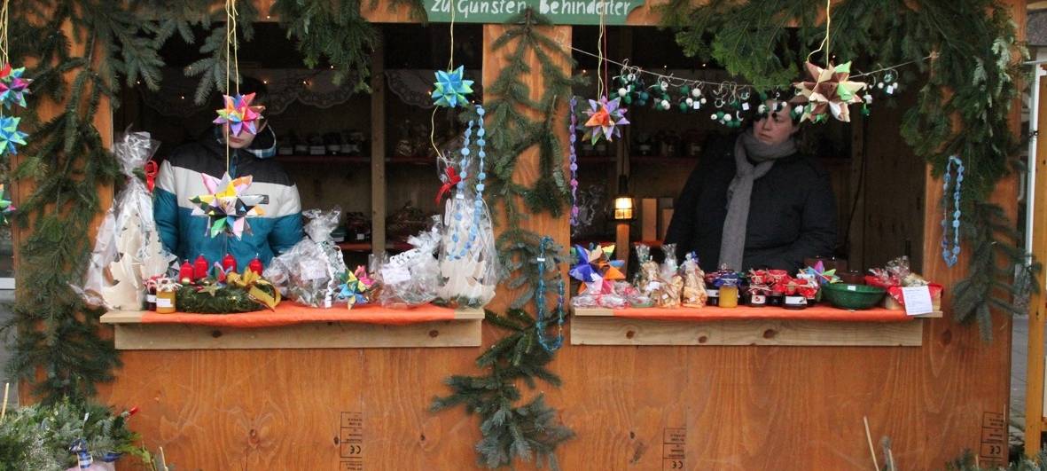 Verkauf von Designer-Second-Hand-Mode für den guten Zweck