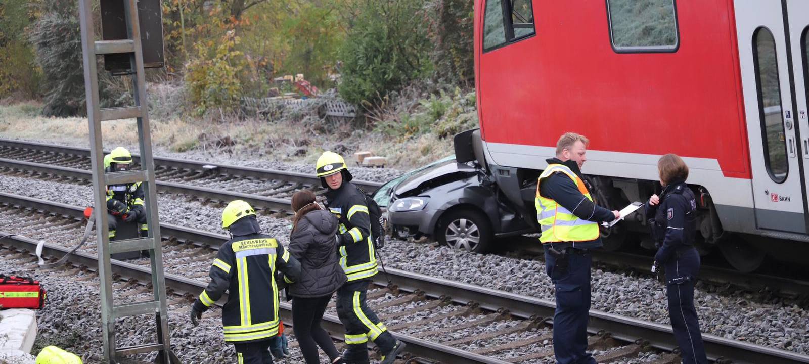 Zug prallt mit Auto zusammen
