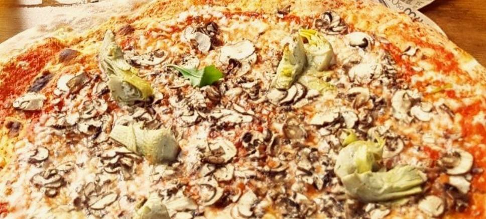 Mensen punkten mit Pizza und Pasta