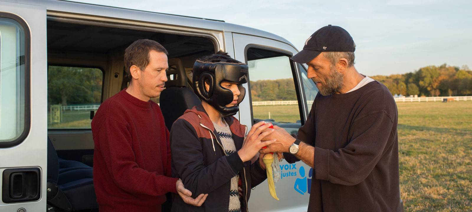 Bruno und Malik arbeiten mit einem Autisten.