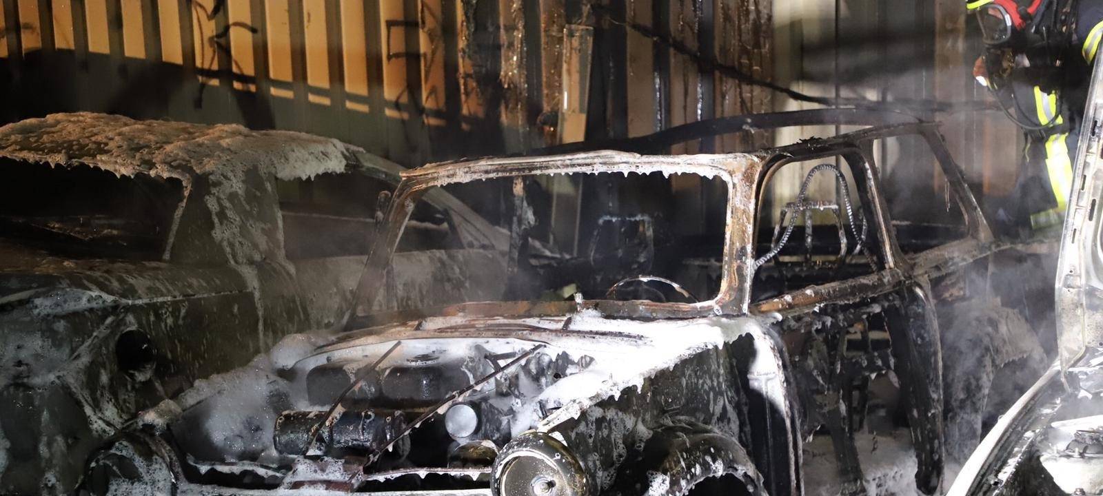 Brennende Autos auf der Alsstraße