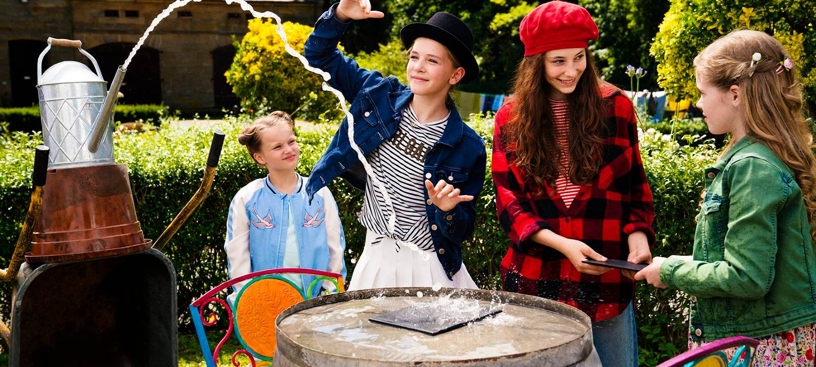 Die vier Schwestern testen ihre Fähigkeiten.