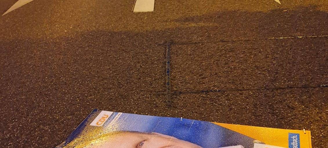Männer sollen Wahlplakate beschädigt haben