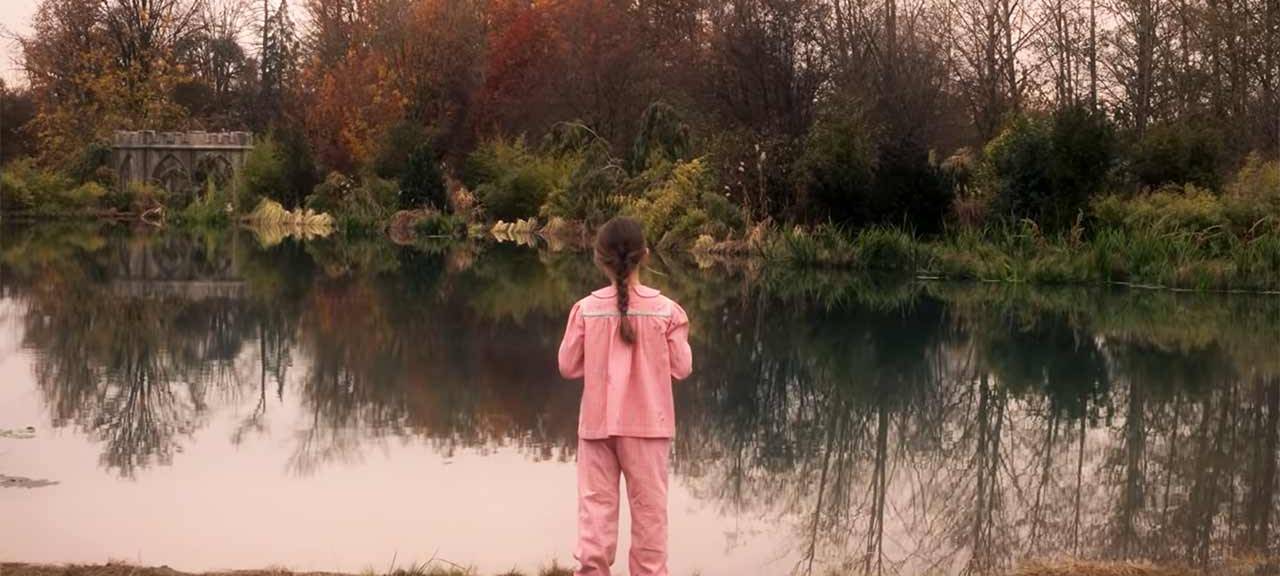 Flora am Bly Manor See.