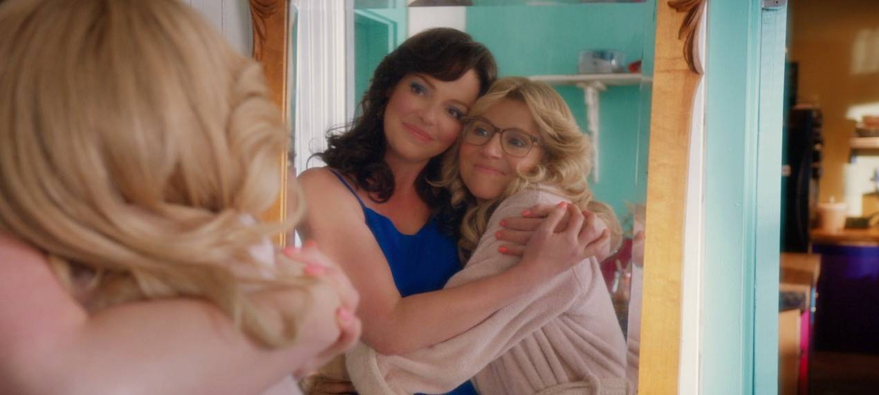 Kate und Tully vor dem Spiegel.