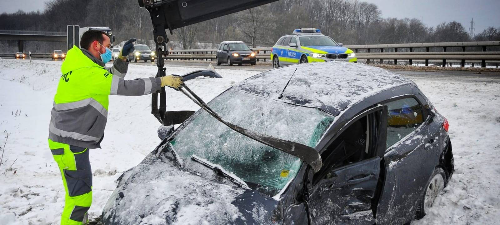 Unfallserie durch Glatteis auf Autobahnen um Mönchengladbach