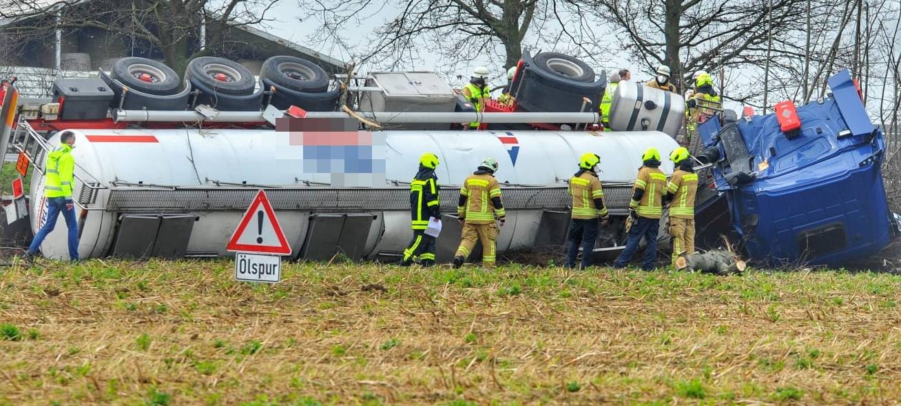 LKW-Unfall führt zu Staus und Sperrungen