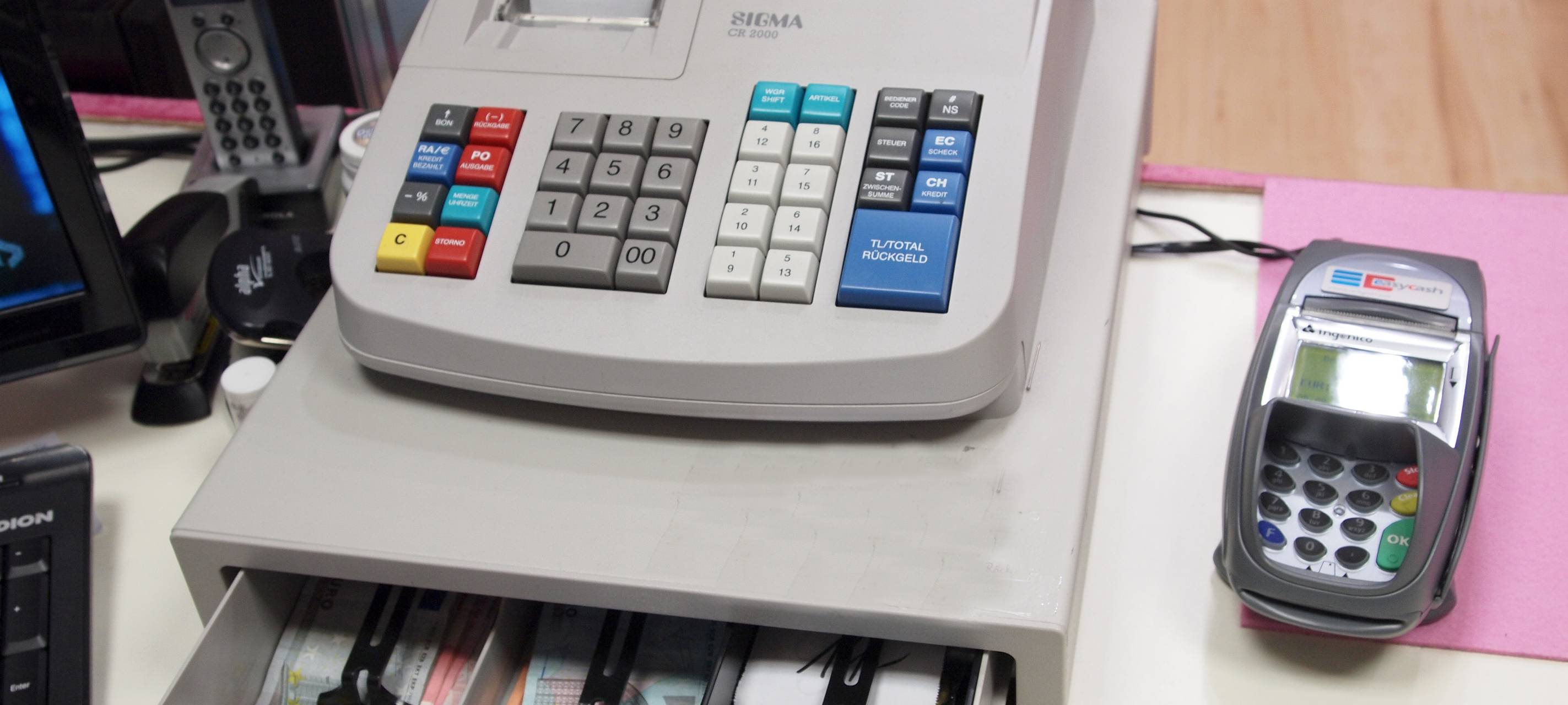 Lange Schlangen zu Ostern in den Läden