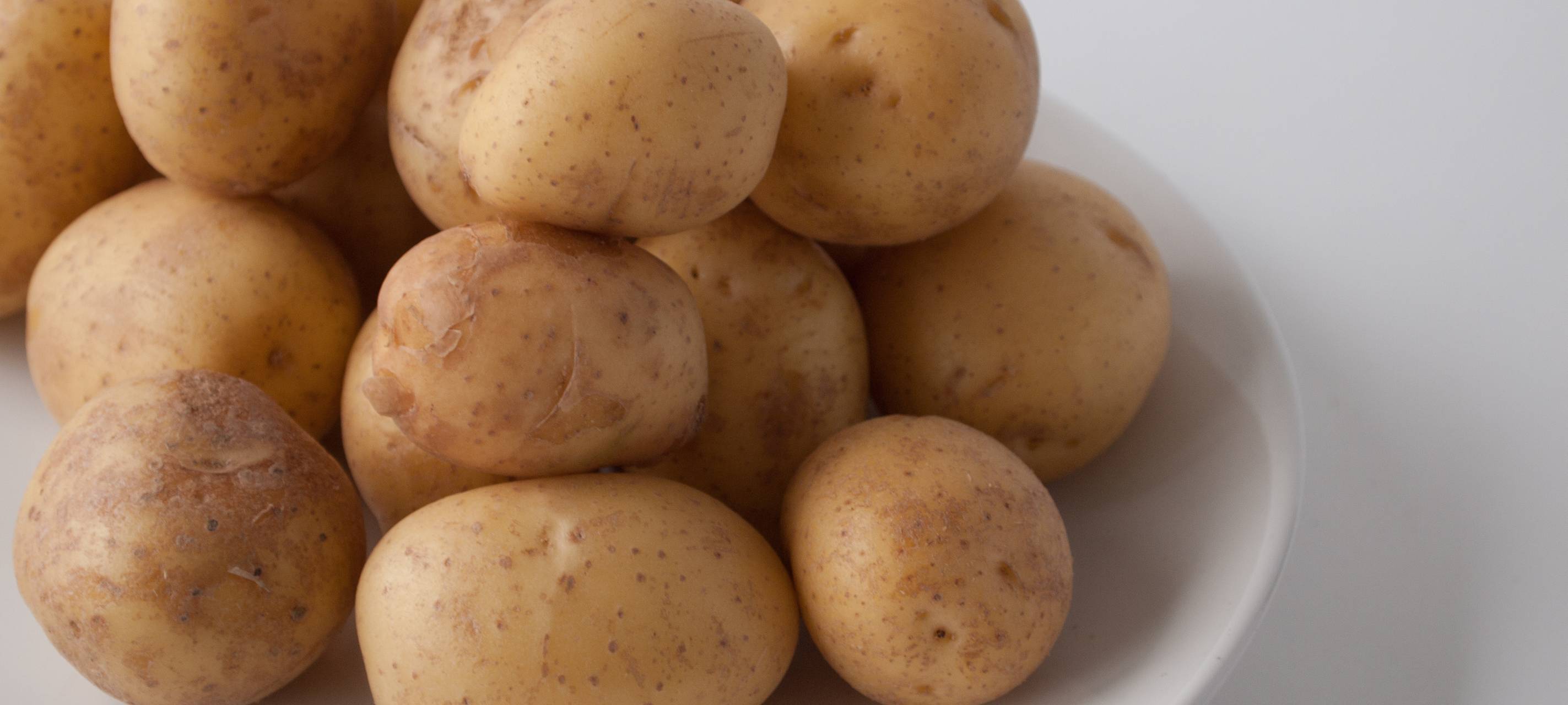 Landwirt verliert eine Tonne Kartoffeln auf Straße