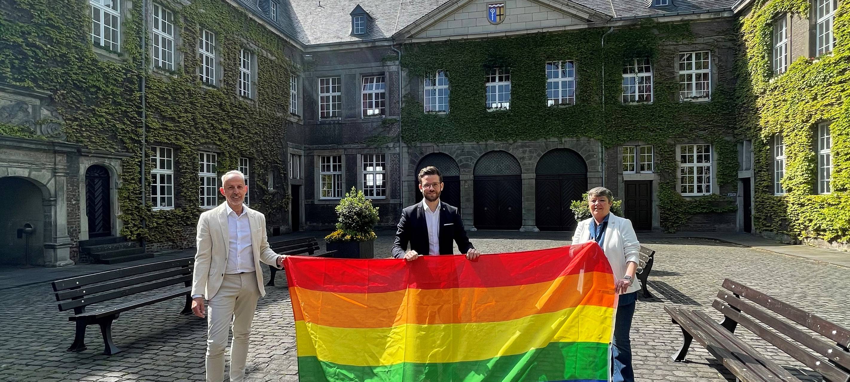 Hunderte Menschen feiern beim CSD