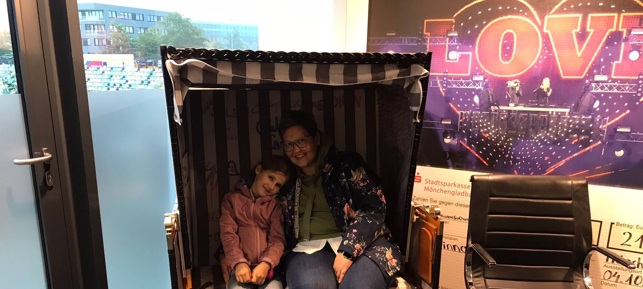 Gewinner freuen sich über Strandkorb