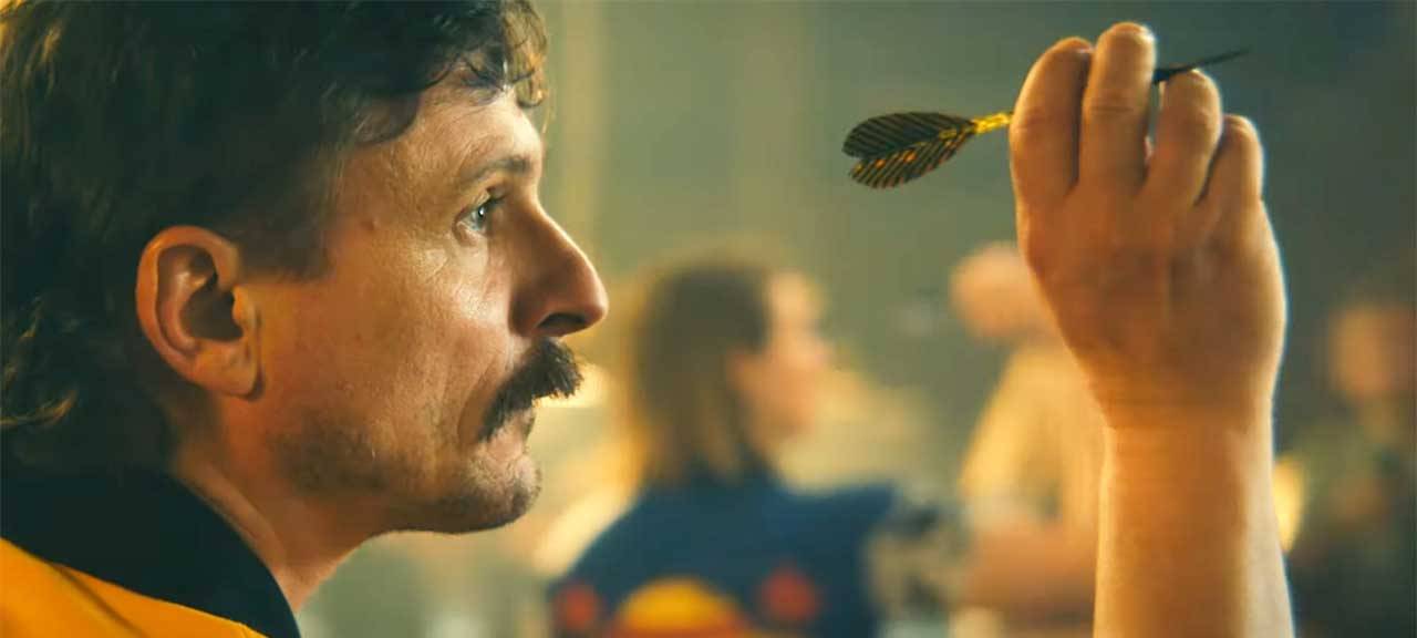 Eddie an der Scheibe.