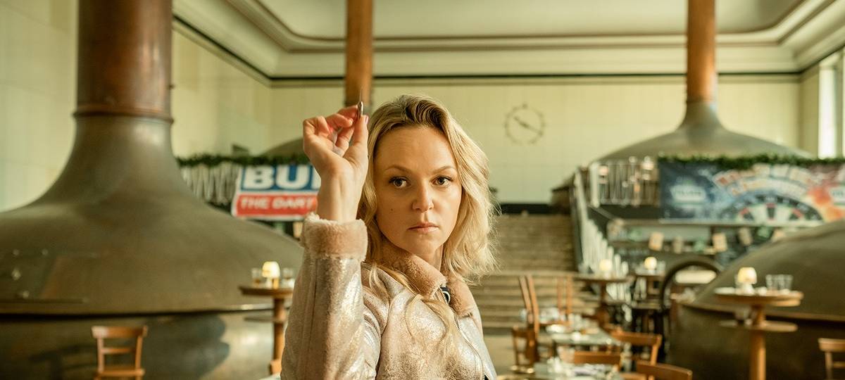 Manu an der Scheibe.