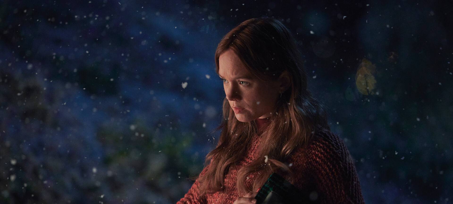 Lisi blickt ins Feuer.