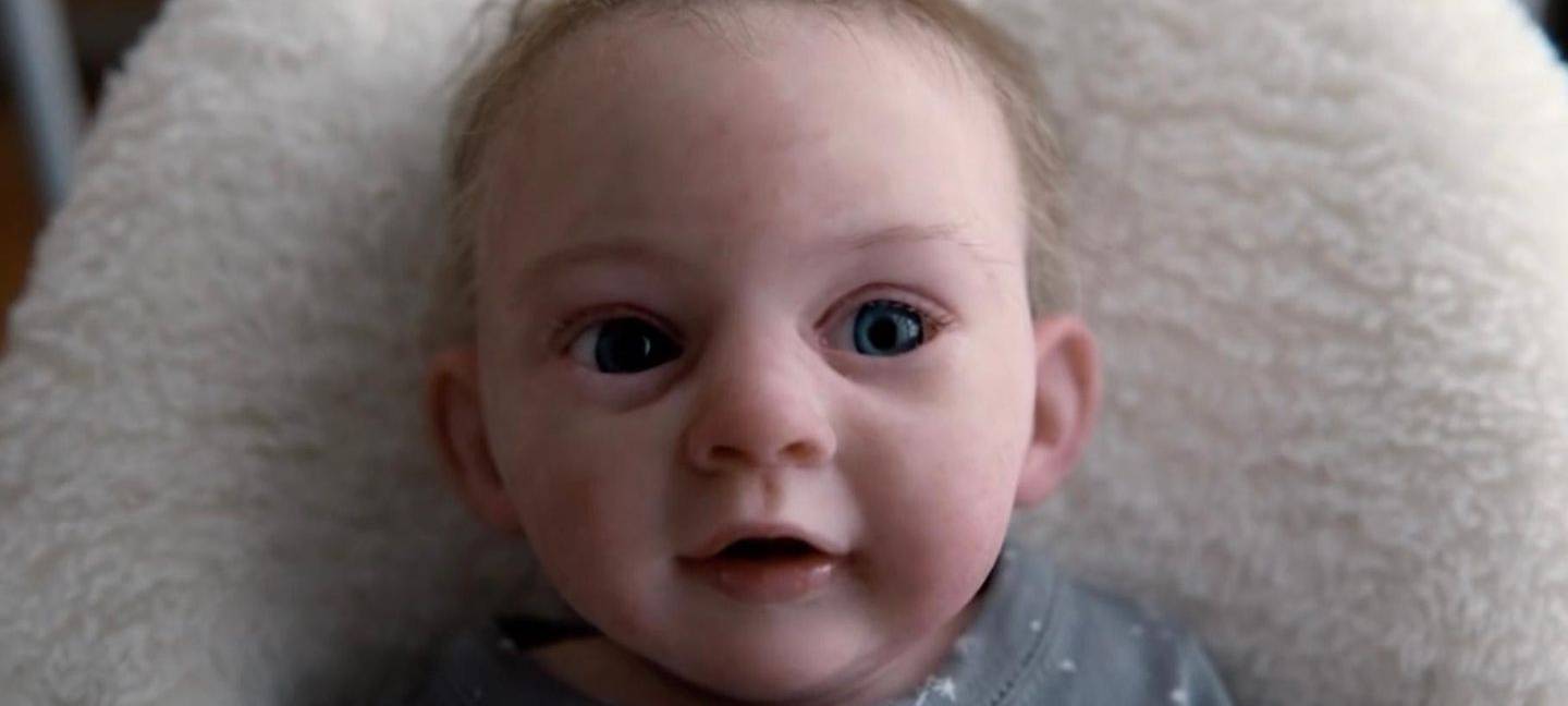 Die Babypuppe im Bettchen.