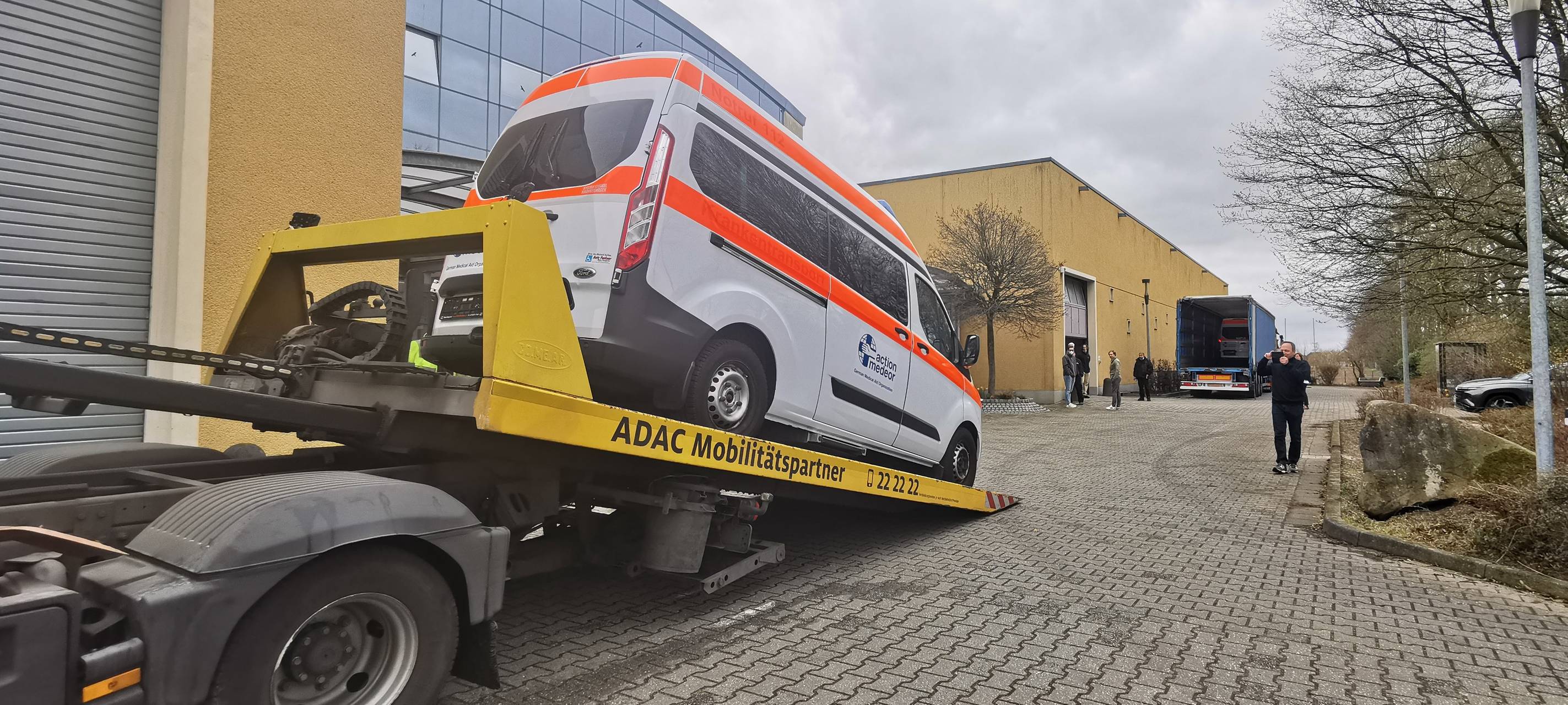 action medeor schickt Krankenwagen in die Ukraine