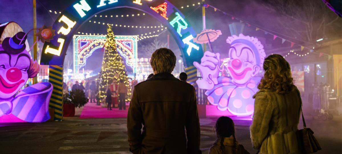 Alice mit ihren Eltern auf der Kirmes.