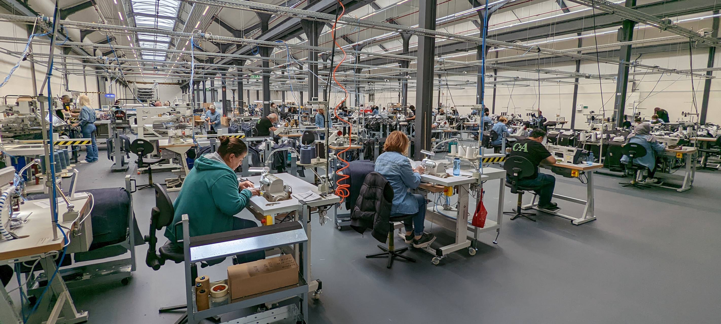 NRW-Wirtschaftsministerin überreicht Förderzusage für Textilindustrie