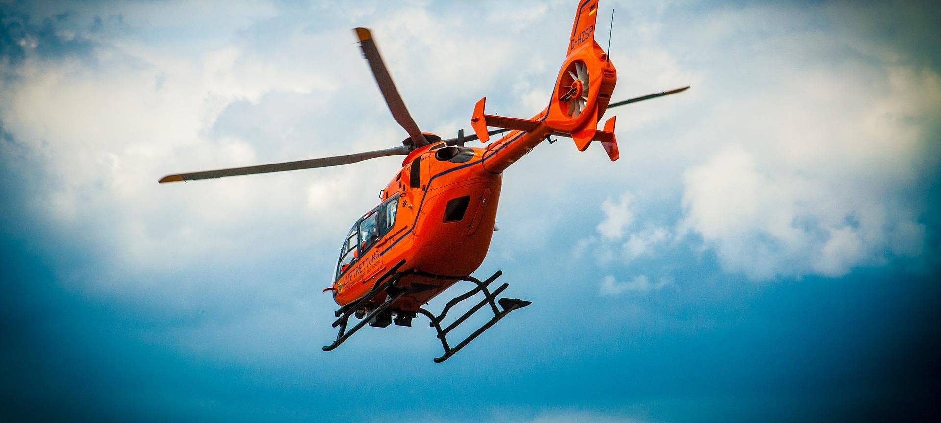 Hubschraubereinsatz: Arbeiter stürzen vom Dach