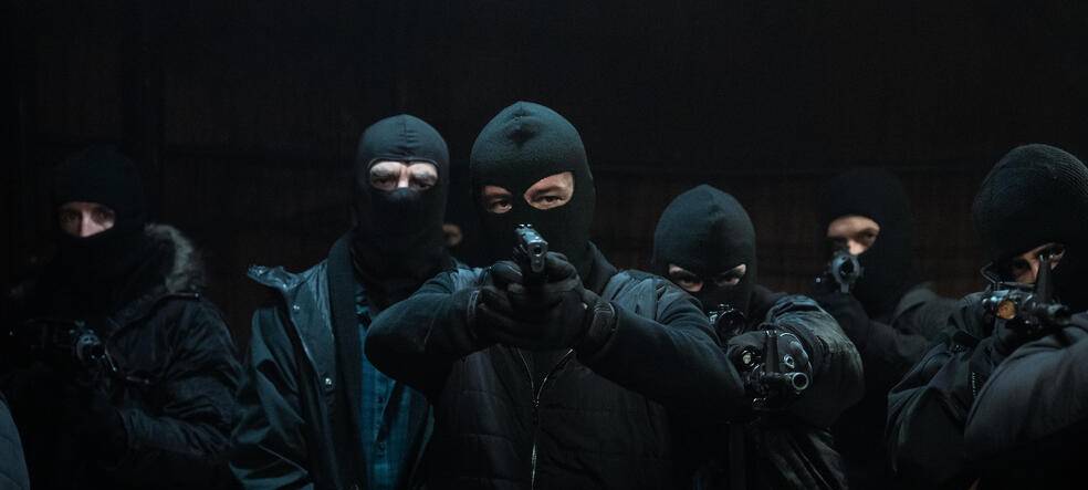 Statt Geschenke: Bewaffnete Männer stehen vor den Gefängnistoren.