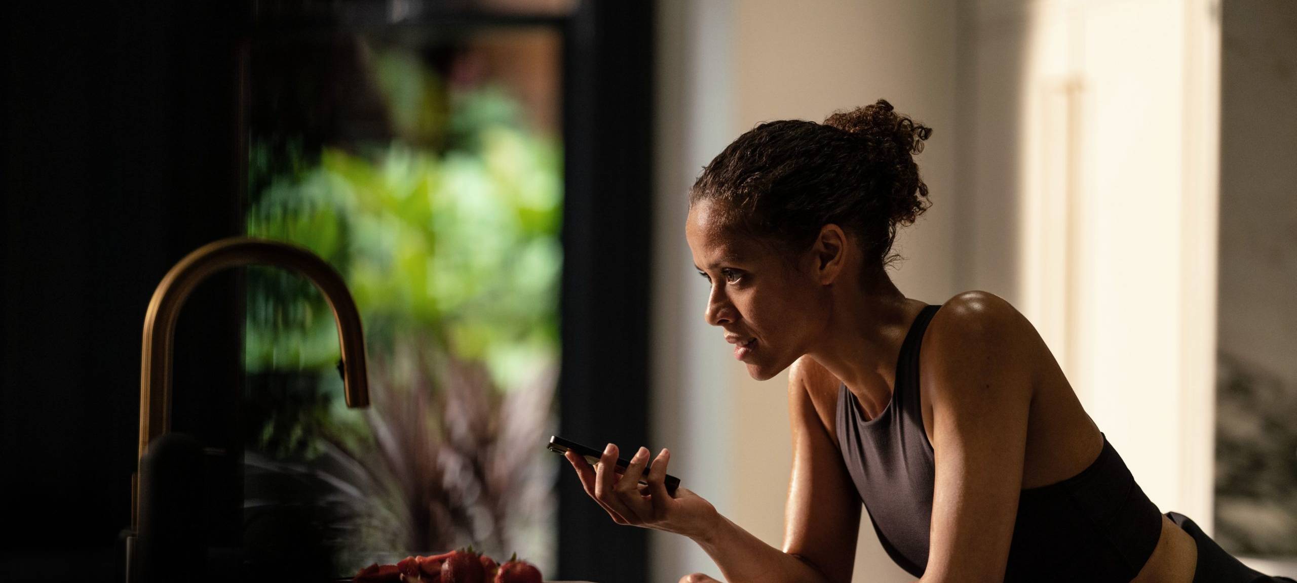 Sophie recherchiert am Computer.