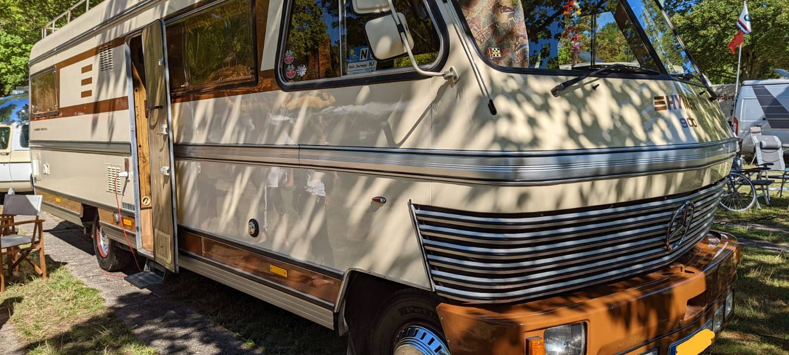 Ein Oldtimer-Wohnmobil