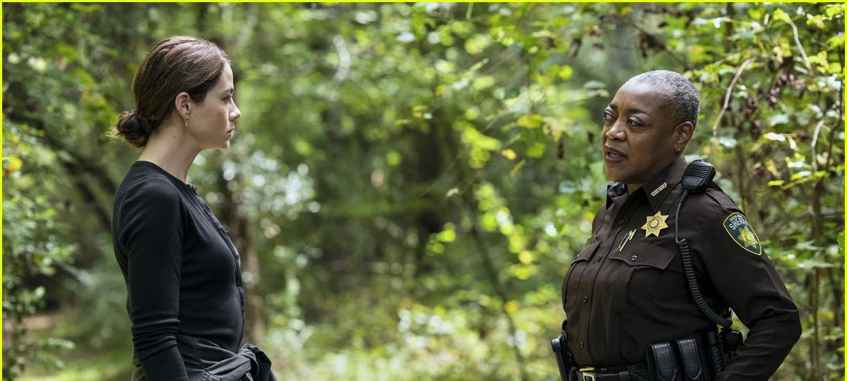 Die Polizei befragt Gina.