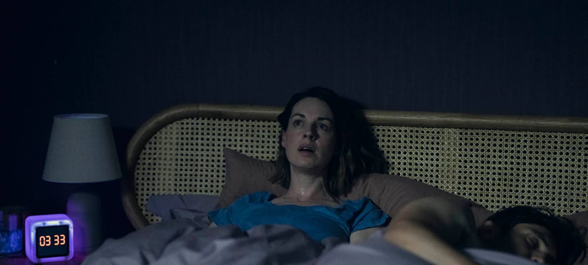 Lucy wird von ihren Träumen wach.