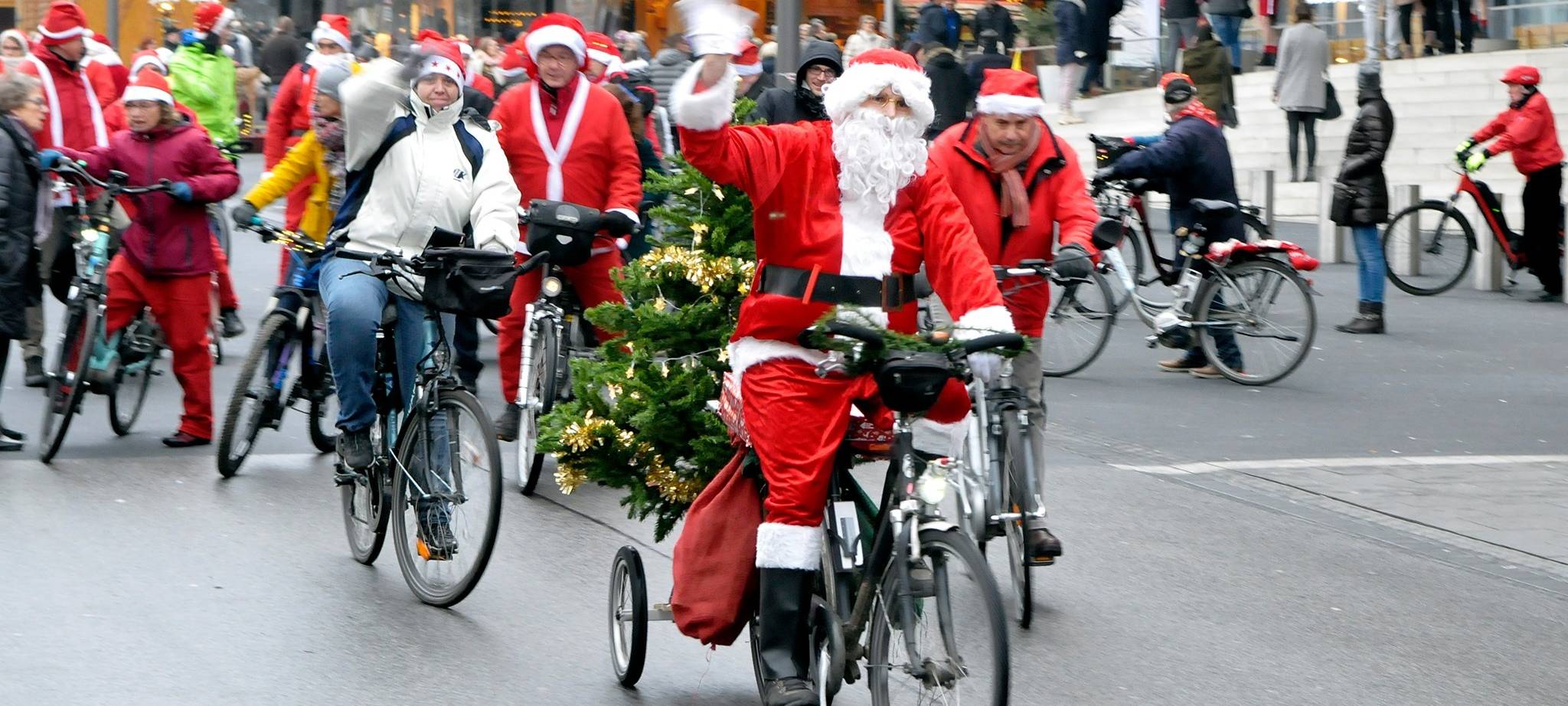 Weihnachtsmänner radeln durch Mönchengladbach