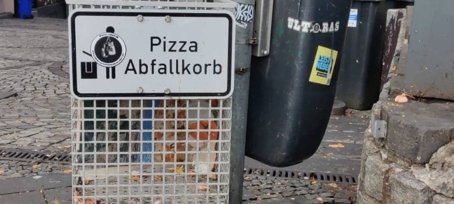 Neue Pizza-Abfallkörbe in der Stadt