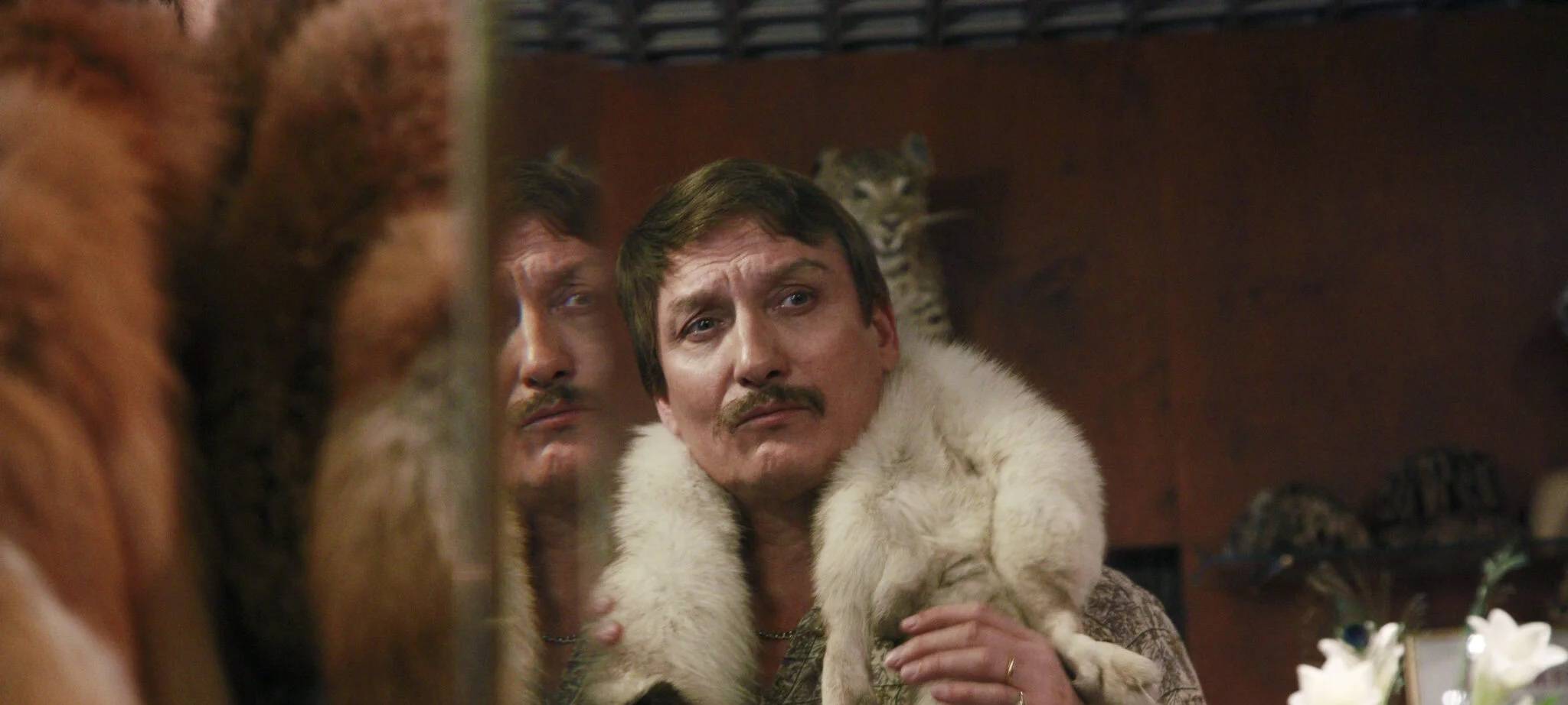 Doormann gefällt sich in seiner Rolle als mordender Pelzverkäufer.