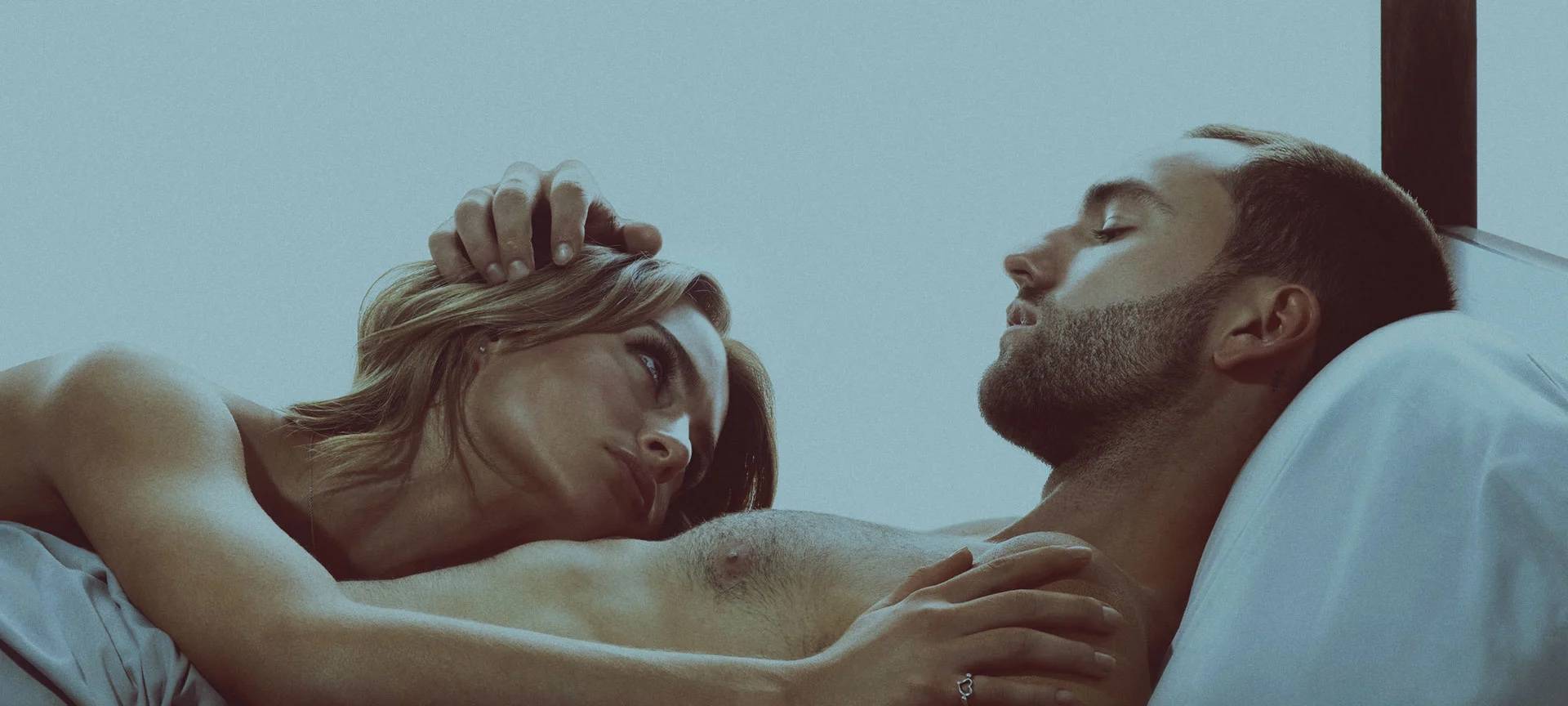 Lucy und Stephen im Bett.