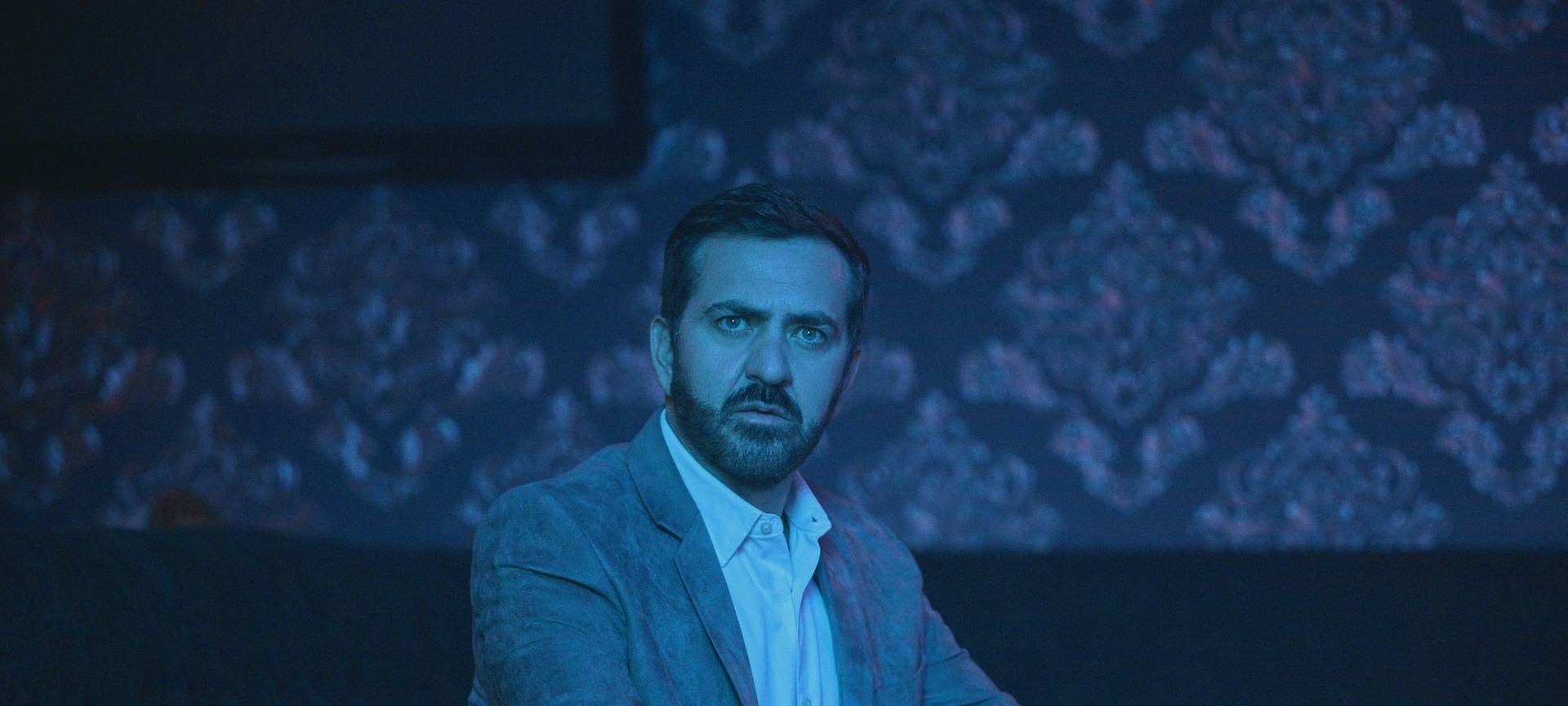 Aleidas Ehemann sieht die Schwestern.