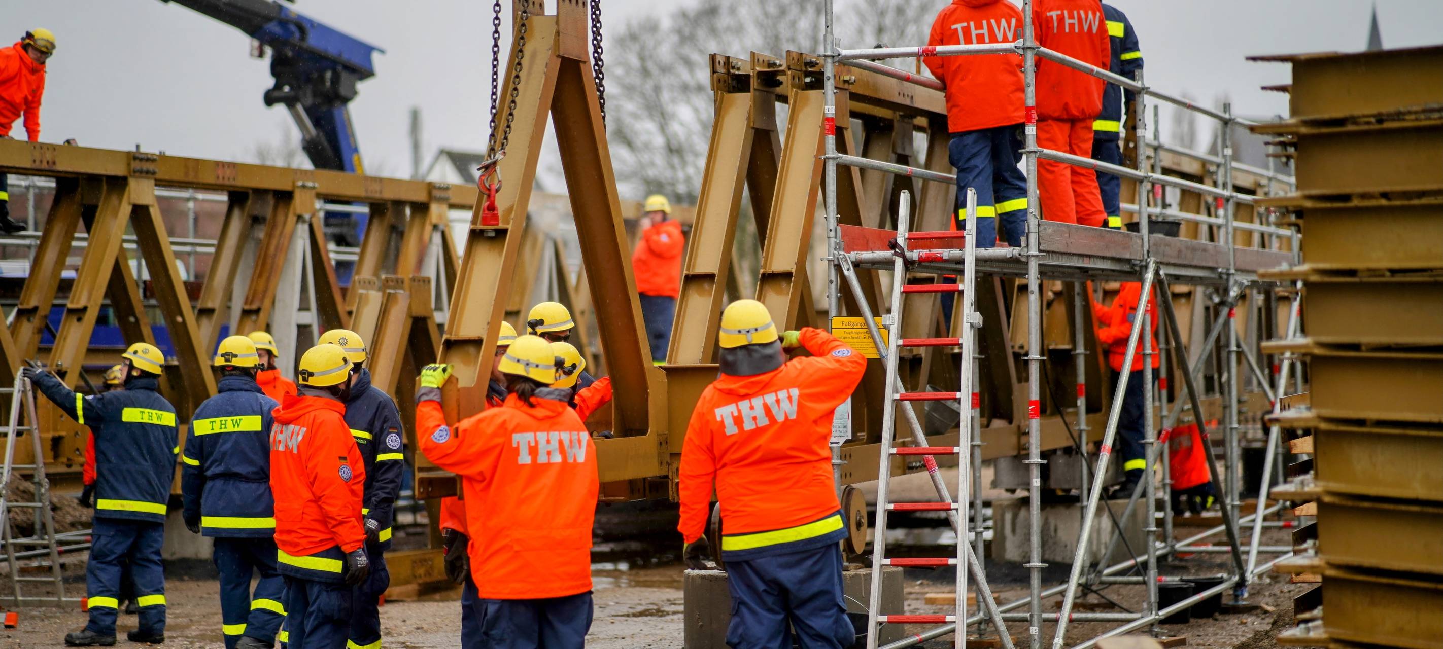 THW errichtet Brücke in Linnich