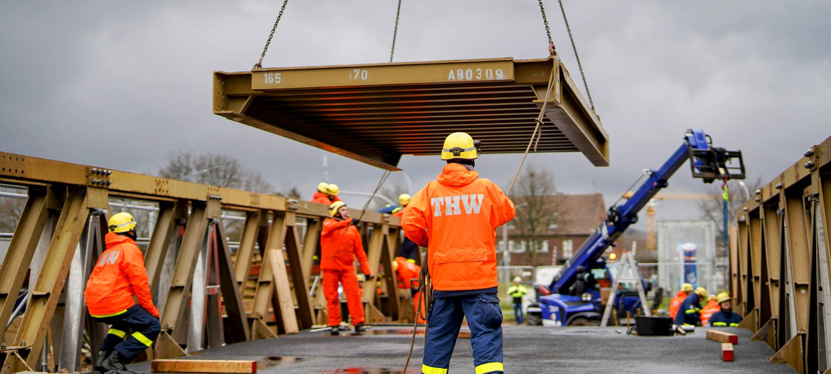 THW errichtet Brücke in Linnich