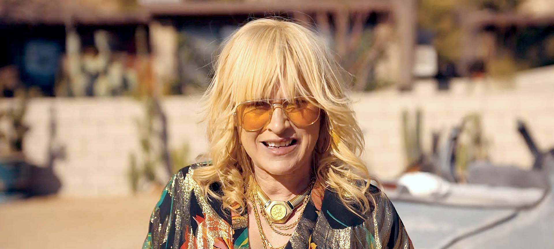 Peggy vor ihrem Auto.