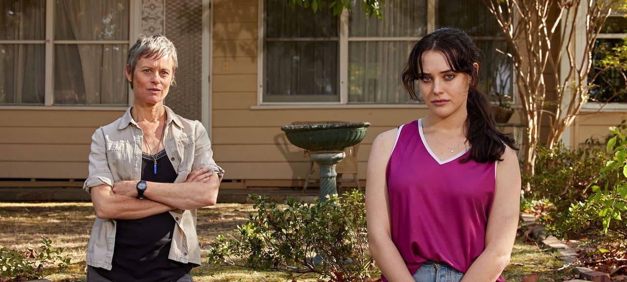 Mikis Mutter steht hinter ihr.