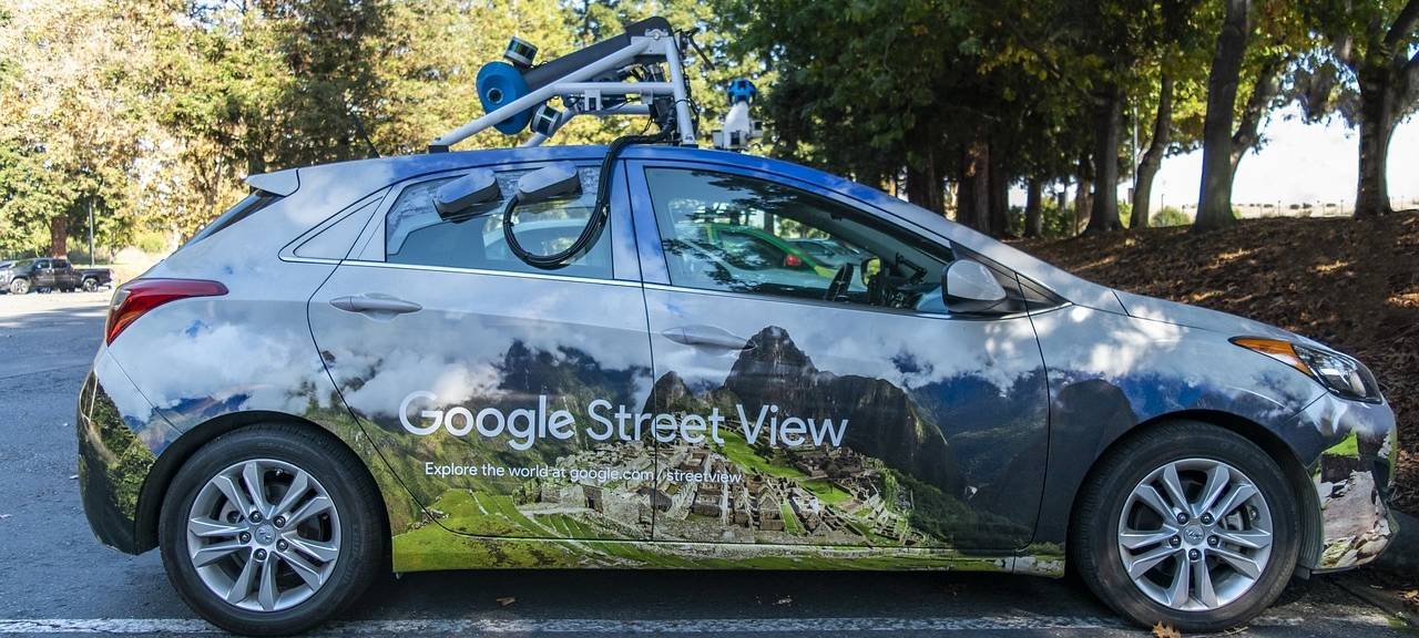 Google Street View Autos fahren durch die Stadt
