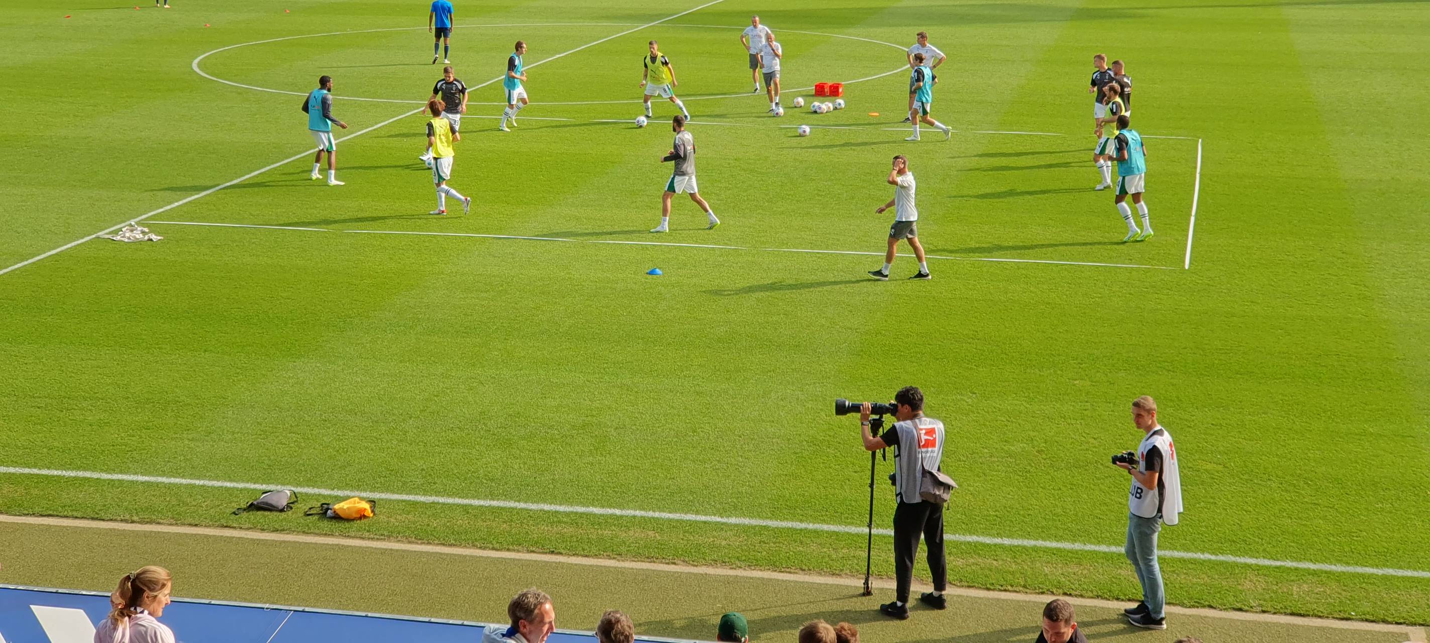 Blick von der Tribüne auf das Spielfeld des Bochumer Fussballstadions. Borussia Mönchengladbach spielt gegen Bochum vor ausverkauften Haus.