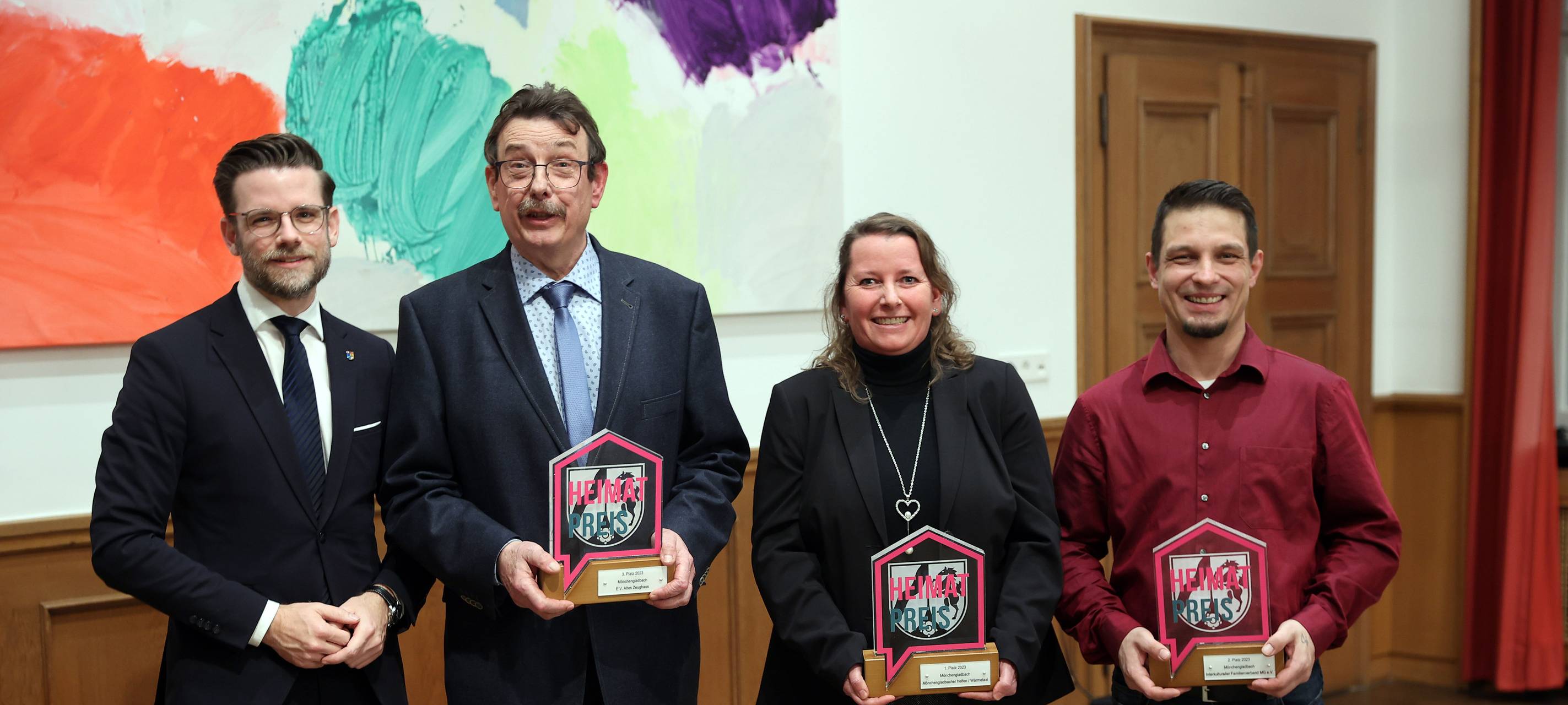 Oberbürgermeister Felix Heinrichs (links) überreichte den Heimatpreis 2023 an: Dietmar Wirt (Verein Altes Zeughaus), Kerstin Küppers-Quaas (Mönchengladbacher helfen) und Daniel Jansen (Interkultureller Familienverband).