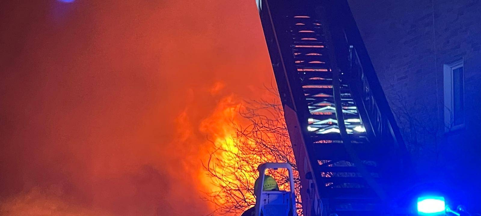 Löscharbeiten nach Großbrand in Gewerbebetrieb beendet