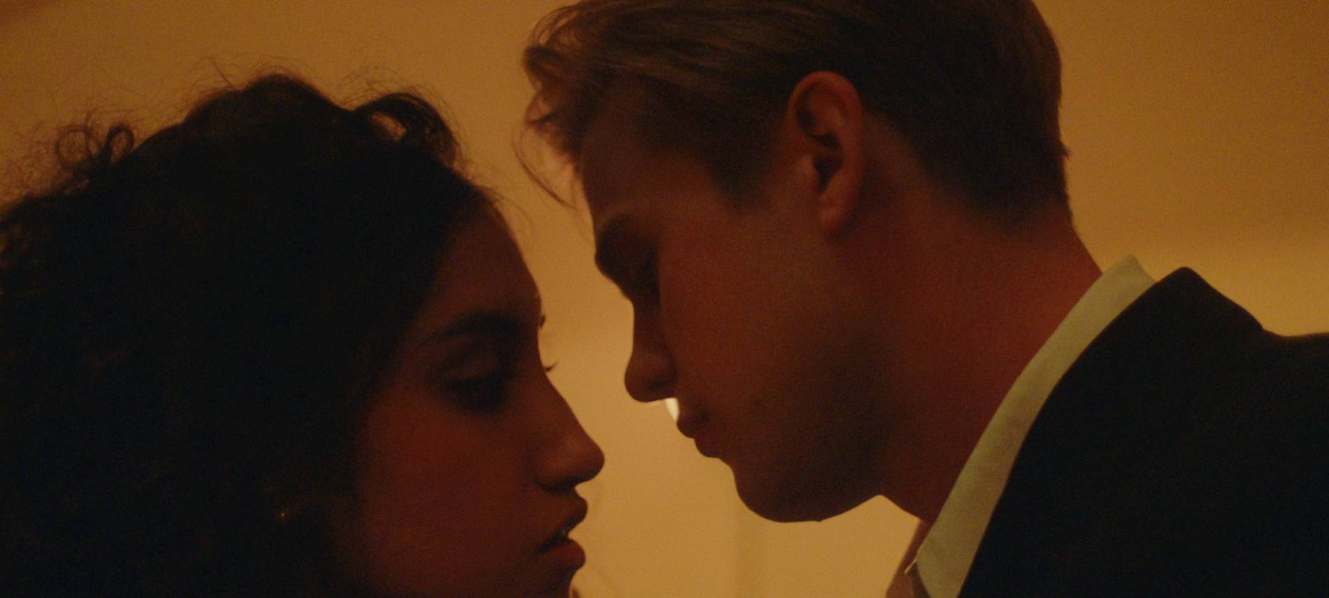 Emma und Dexter verlieben sich ineinander.