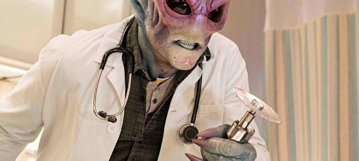 Ein Alien als Arzt im Dienst....