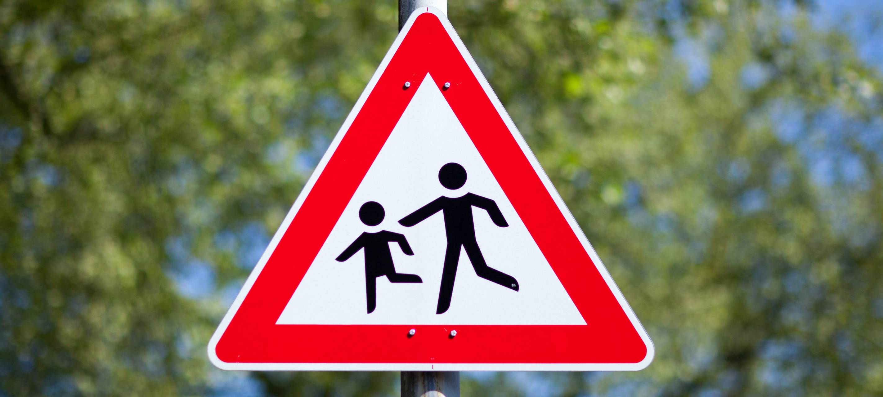 Kinderähnliche Metallfiguren sollen Autofahrer warnen