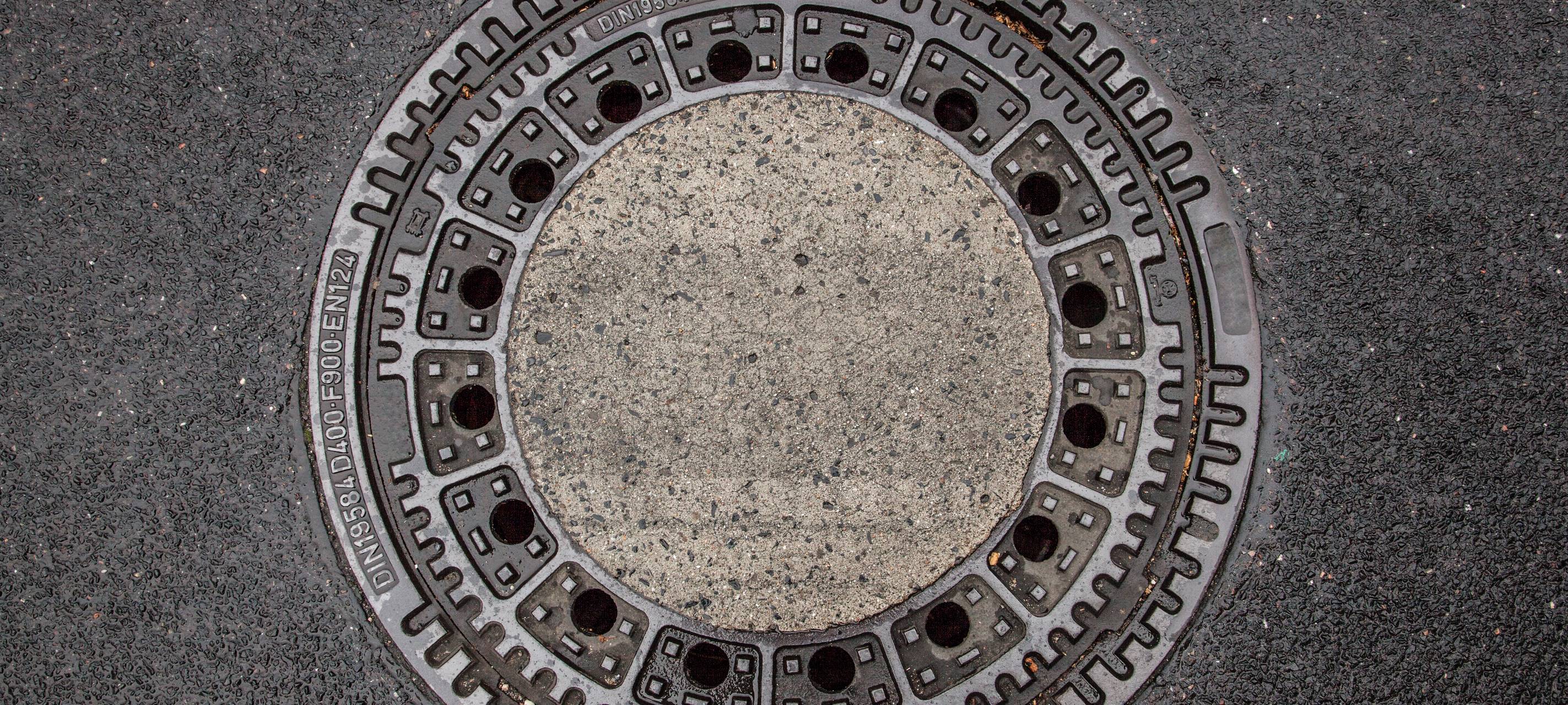 Mönchengladbacher Polizei sucht nach Gullideckel-Dieben