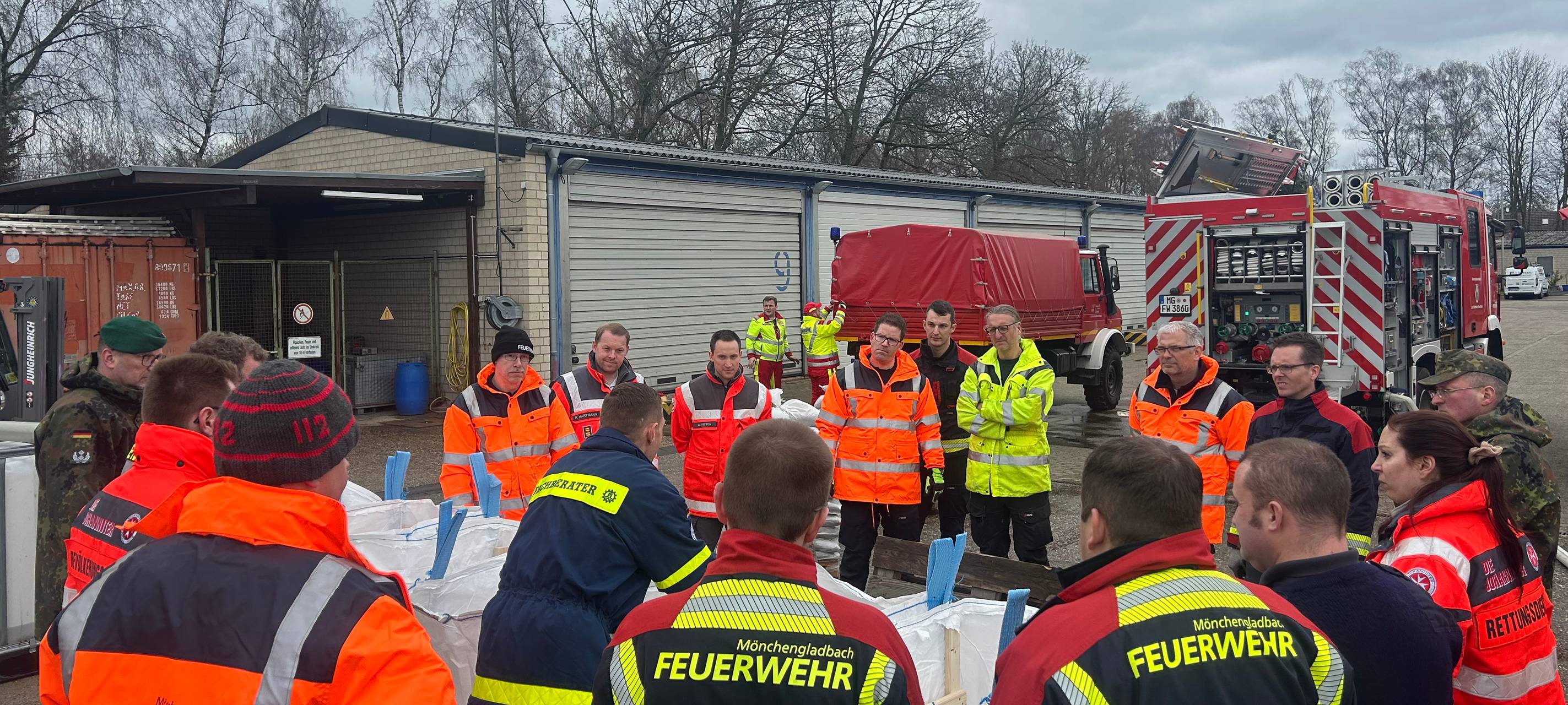 Feuerwehr und Helfer üben Vorgehen bei Überflutungen