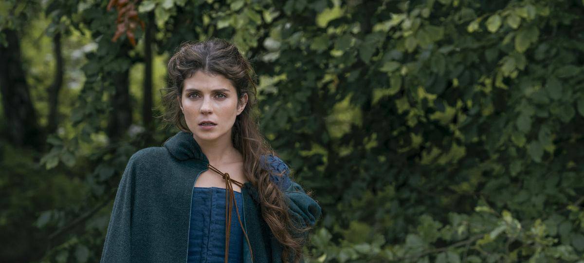 Lady Jane allein im Wald.